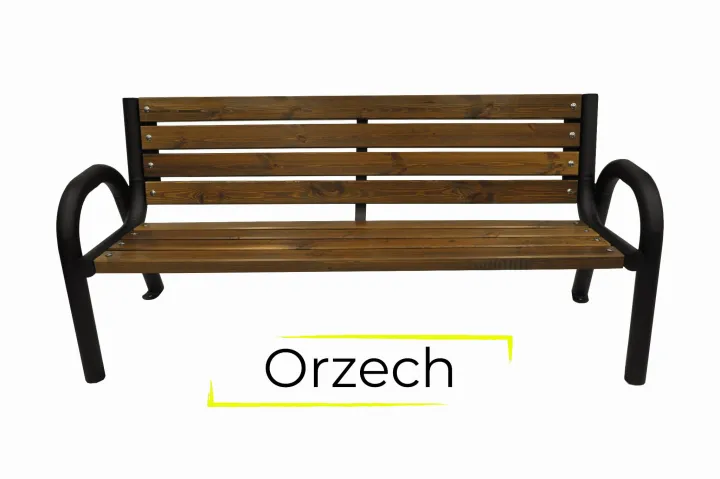 Ławka ogrodowa z metalowymi nogami na białym tle